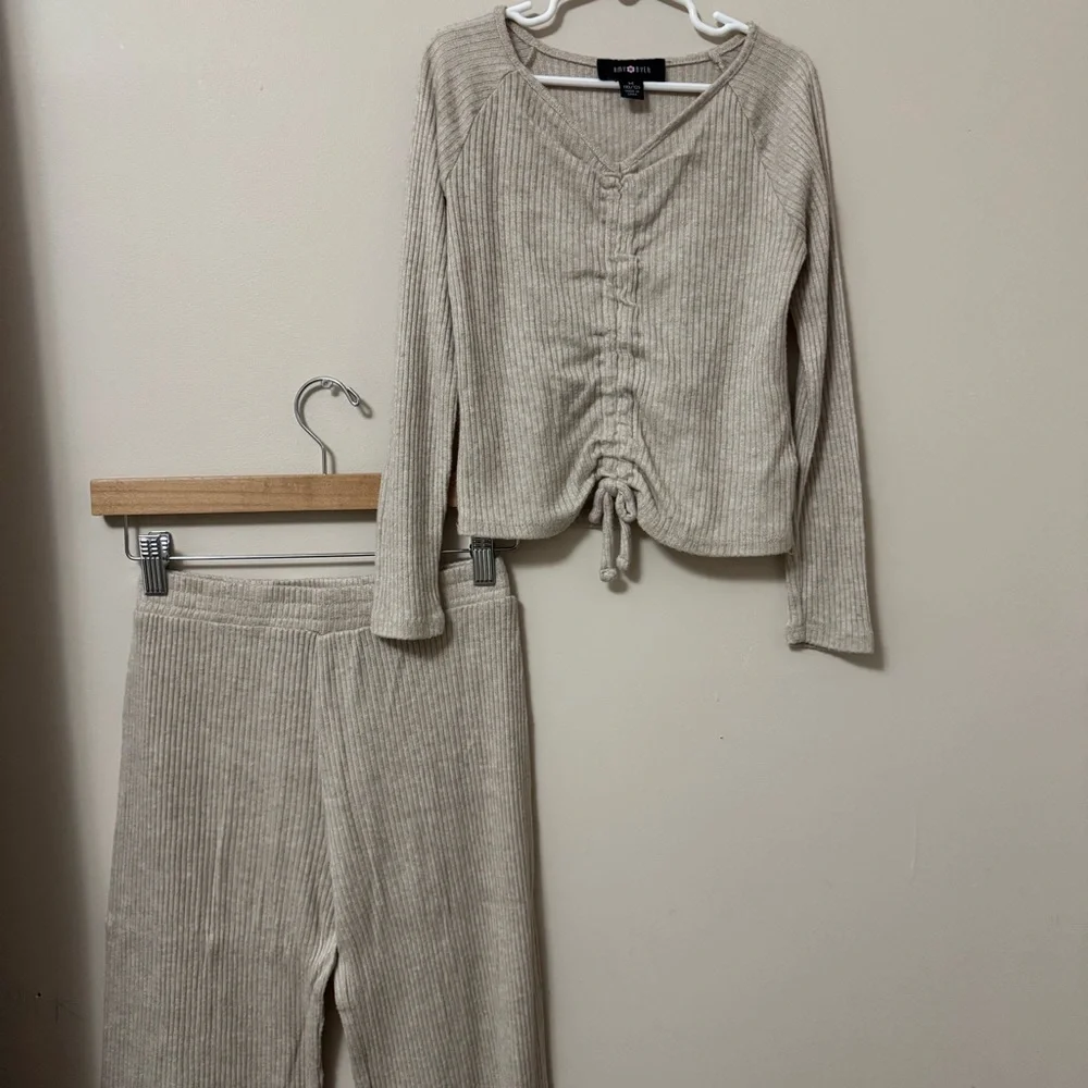 Amy Byer (girls M) size 10/12 cream tan ribbed two piece set wide leg pants - Picture 7 of 7